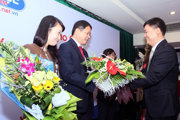 Ông Nguyễn Tiến Bình - Tổng biên tập báo Giáo dục Việt Nam tặng hoa cho nhà tài trợ và các khách mời trong lễ trao giải cuộc thi vẽ tranh "Ước mơ của em"